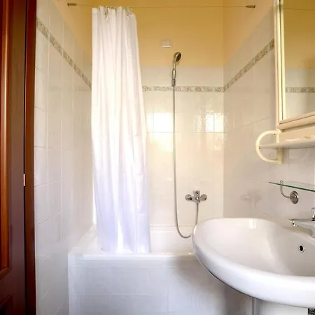 House With 2 Bedrooms In With Wifi *
